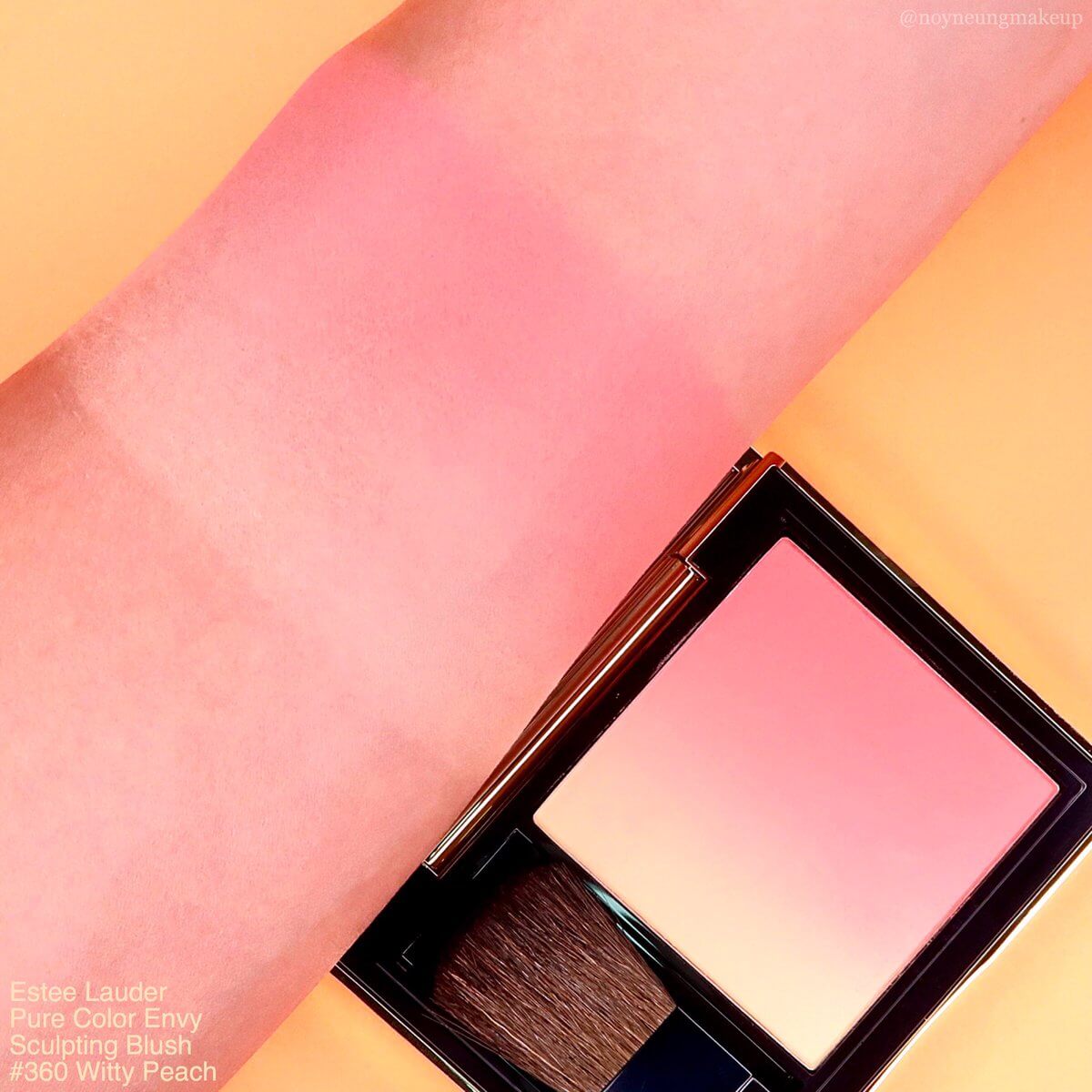 Estee Lauder Pure Color Envy Sculpting Blush #360 Witty Peach  7 g. บลัชเนื้อฝุ่นเนียนละเอียด มอบสัมผัสหรูหราบางเบา ให้ผิวดูเนียนเรียบ มาพร้อมการไล่ระดับสีให้เย้ายวนน่าหลงใหลไม่มีที่ติ หรือใช้เพื่อคอนทัวร์ให้ใบหน้าดูเรียวได้อย่างใจ  เนรมิตให้รูปหน้าดูมีมิติและชัดเจน