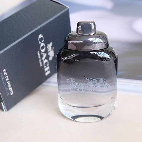  Coach New York For Men Eau De Toilette 4.5 ml. แพ็คเก็จจิ้งขวดแก้ว มาพร้อมสร้อยหนังปั็มตรา Coach ขวดแก้วปั๊มตราม้าและรถแกะสลักลายนูนที่มีเสน่ห์ดึงดูด ฝาสเปรย์โลหะ Turnlock ใช้งานง่าย สวยดูเหรียบหรู