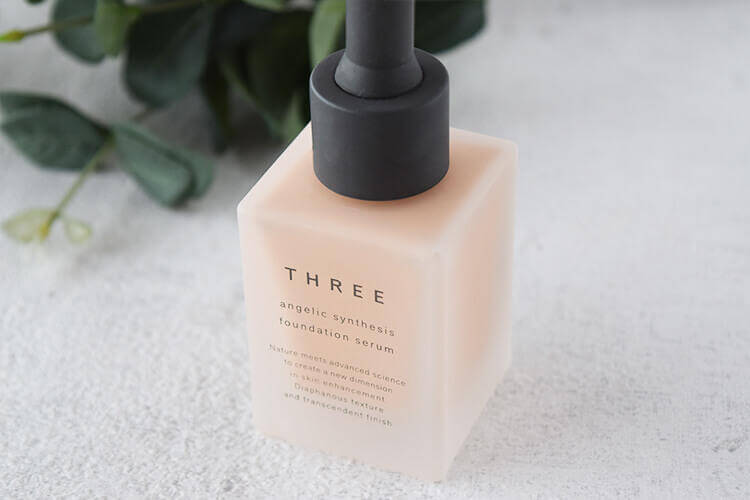  THREE Angelic Synthesis Foundation Serum  รองพื้นสูตรใหม่ล่าสุดจากแบร์นธรรมชาติ THREE เซรั่มในรูปแบบฟาวเดชั่น มอบผลลัพธ์ความชุ่มชื้นแก่ผิวสูงสุด ที่อุดมไปด้วยสารสกัดจากธรรมชาติเพื่อการบำรุงล้ำลึกถึง 75% (Containing more than 75% of beauty serum ingredients) มอบการบำรุงดุจสกินแคร์ชั้นเลิศ ให้ผิวรู้สึกสดชื่น ผิวโกลว์ดูสุขภาพดี พร้อมเผยผิวกระจ่างใส เงางาม