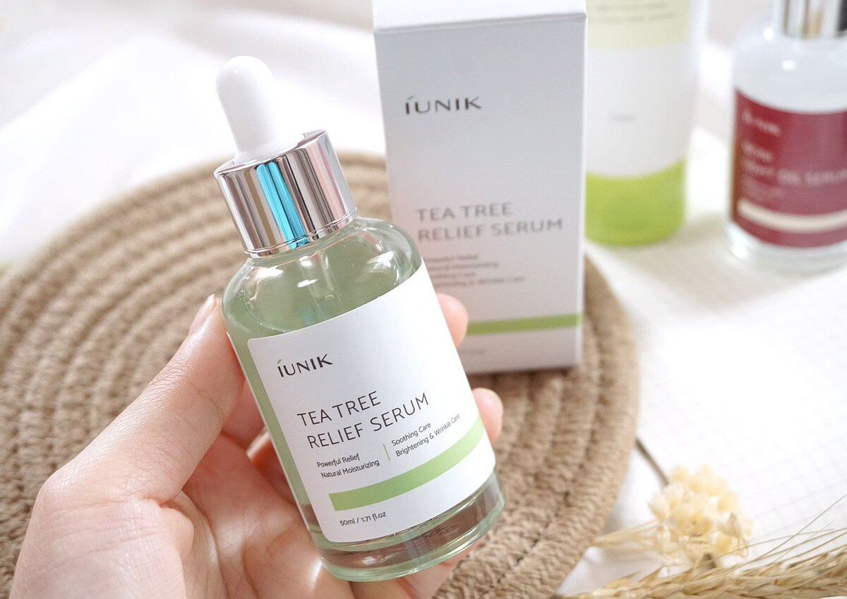 IUNIK Tea Tree serum เซรั่มรักษาสิว ปัญหาสิวที่ทุกคนต้องกลุ้มใจ ไม่ว่าจะเป็นสิวผด สิวผื่น สิวเสี้ยน สิวอุดตัน หรือสิวอักเสบ  สิวส่วนใหญ่เกิดจากความไม่สมดุลของน้ำมันในผิว ฮอร์โมน หรือสิ่งสกปรกมลพิษที่เจอกันอยู่ทุกวัน ทั้งเมคอัพ ฝุ่น ต่างๆ   IUNIK จะช่วยควบคุมความมันส่วน เกินซึ่งเป็นสาเหตุนึงของการเกิดสิว ให้สิวค่อยๆแห้ง และไม่เกิดใหม่