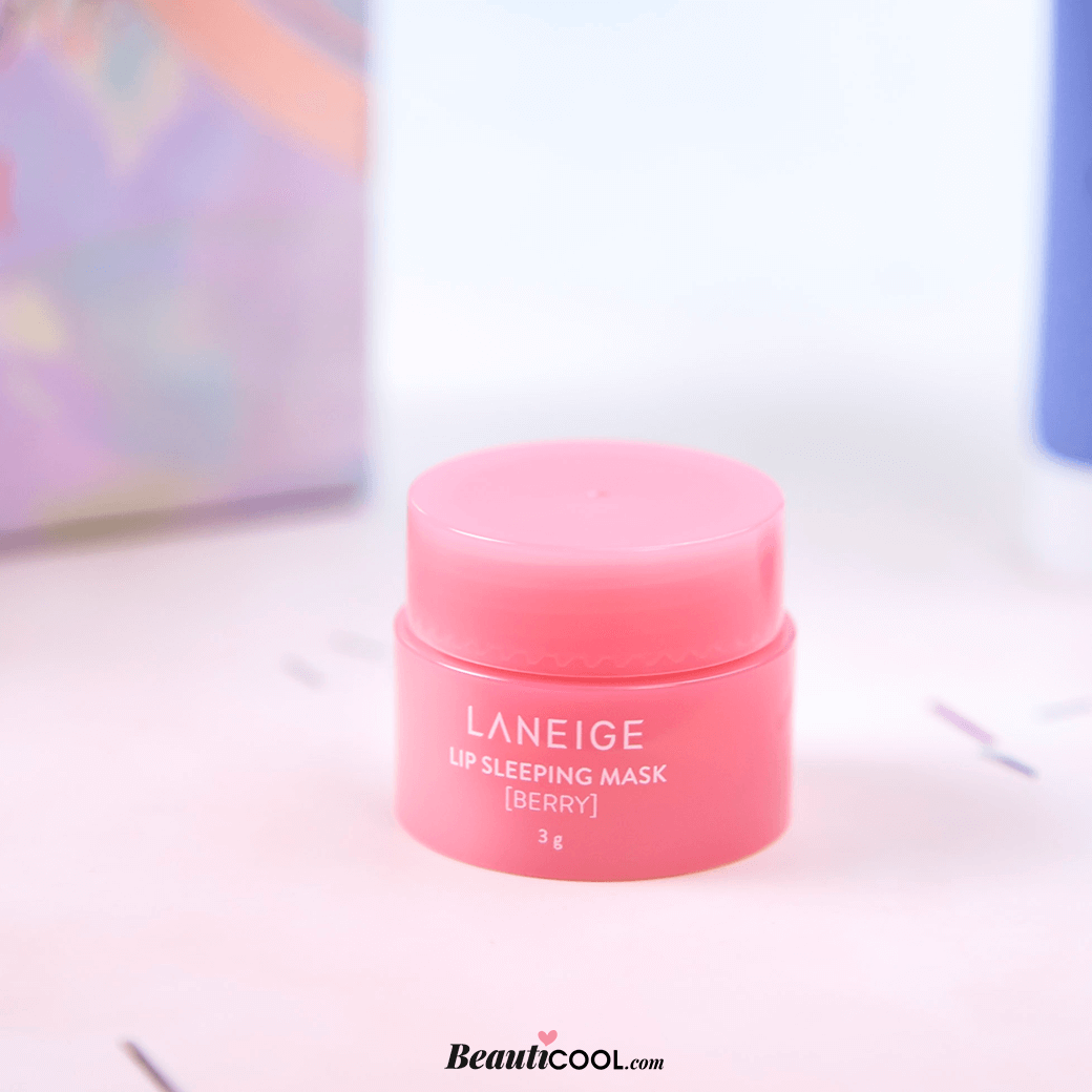 Laneige Lip Sleeping Mask 3 g มาส์กบำรุงริมฝีปากแบบข้ามคืนสูตรใหม่ล่าสุด !! ขายดีจนกลายเป็นสินค้าหายากของเกาหลี หากอยากมีริมฝีปากเด้งดึ๋งเหมือนเยลลี่ พร้อมนุ่มชุ่มชื่นขนาดนี้ละก็ ห้ามพลาดเด็ดขาด !! ทรงอนุภาคการบำรุงด้วยคุณค่าของวิตามินซีเข้มข้นจาก Berry Mix Extract ช่วยขจัดเซลล์ผิวเสื่อมสภาพพร้อมมอบความรู้สึกนุ่มชุ่มชื่นให้กับริมฝีปากตั้งแต่ครั้งแรกที่ใช้