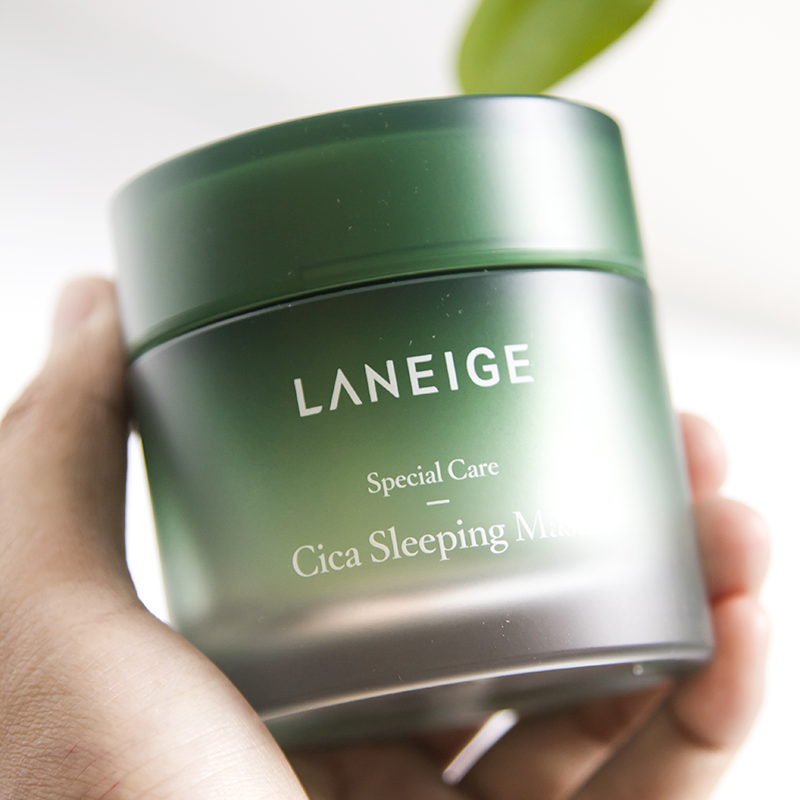 Laneige Cica Sleeping Mask 25 ml  สลีปปิ้งมาสก์รุ่นล่าสุดที่มีส่วนผสมของ Cica ช่วยปลอบประโลมผิวหน้าที่มีปัญหาจากสิว และลดเลือนริ้วรอยต่างๆ ตั้งแต่ชั้นเซลล์ผิวจนถึงภายนอก ช่วยป้องกันริ้วรอยและบำรุงผิวหน้าได้อย่างมีประสิทธิภาพ