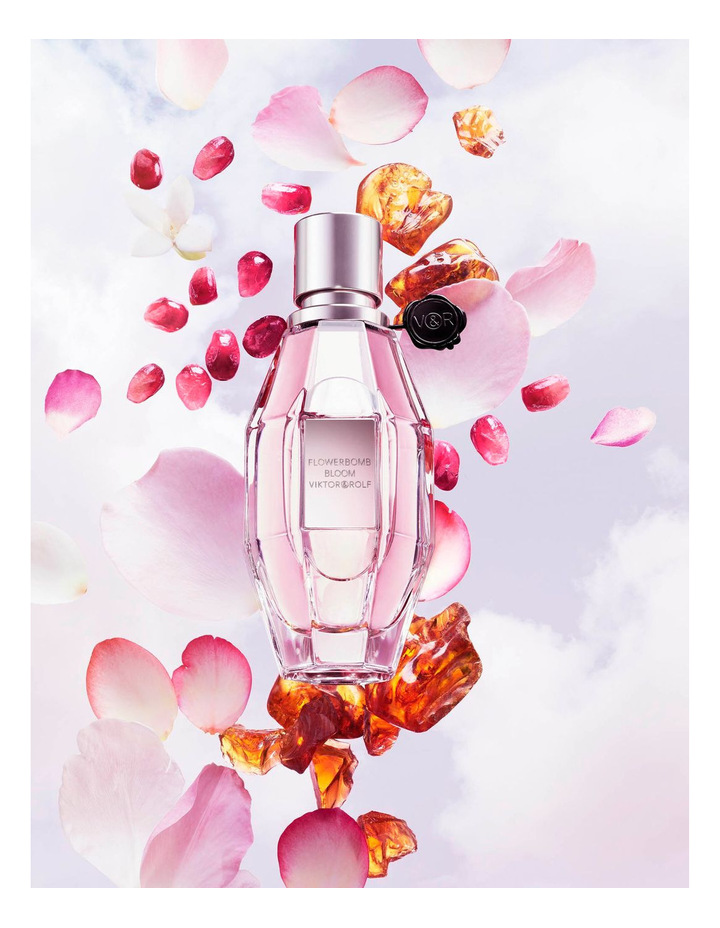 Viktor&Rolf Flowerbomb bloom Eau De Toilette 1.2ml ธีมความหอมดอกไม้เริงระบำในฤดูใบไม้ผลิ ตามที่เห็นในชื่อรุ่นว่า Bloom หอมฟลอรัลฟรุตตี้เฟรชฟุ้ง ด้วยทับทิม และผิวเปลือกส้มให้ความสดชื่นมีสไตล์