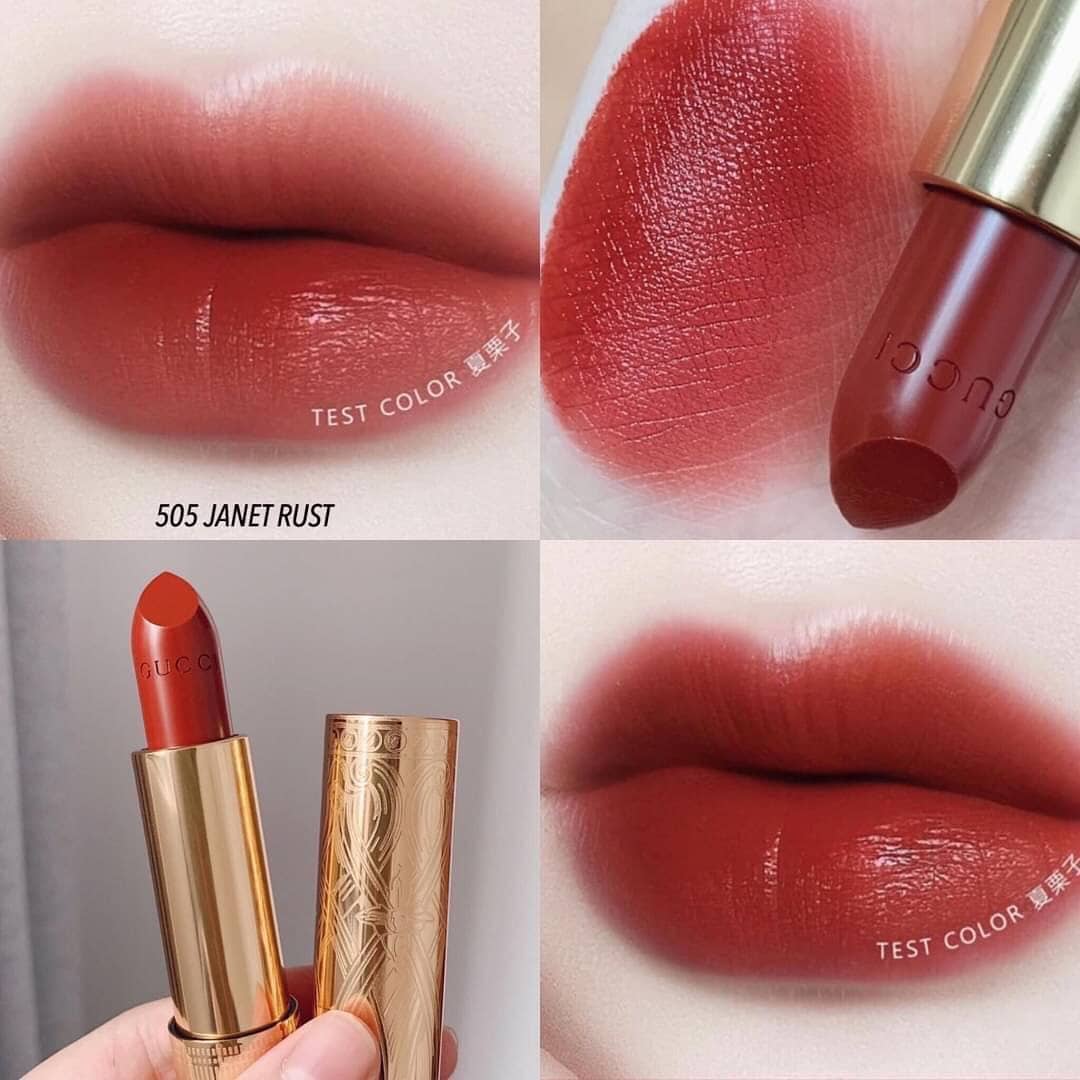 GUCCI Lip Color Rouge A Levres #505 Janet Rust 3.5 g ลิปสติกเนื้อสัมผัสแบบซาติน ให้สัมผัสเบาสบายปาก แต่พิกเม้นต์แน่นในปาดเดียว เมื่อทาแล้วให้ลุคกึ่งแมตต์กึ่งวาว ริมฝีปากสุขภาพดี มาในแพ็กเกจสีทองที่อินสไปร์มาจากเครื่องสำอางและของสะสมแนววินเทจ ที่ให้ความหรูหราเลอค่า น่าสะสม