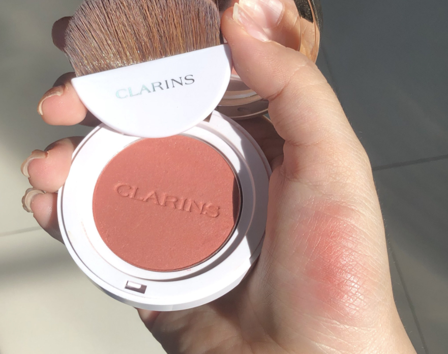 Clarins Joli Blush #02 Cheeky Pink 1.6 g บลัชออนทึ่จะทำให้ทุกสายตาต้องเหลียวมองคุณ ด้วยสีสันสะกดสายตาที่เข้าได้กับทุกสีผิว เนื้อสัมผัสนุ่มละมุน เบาสบาย