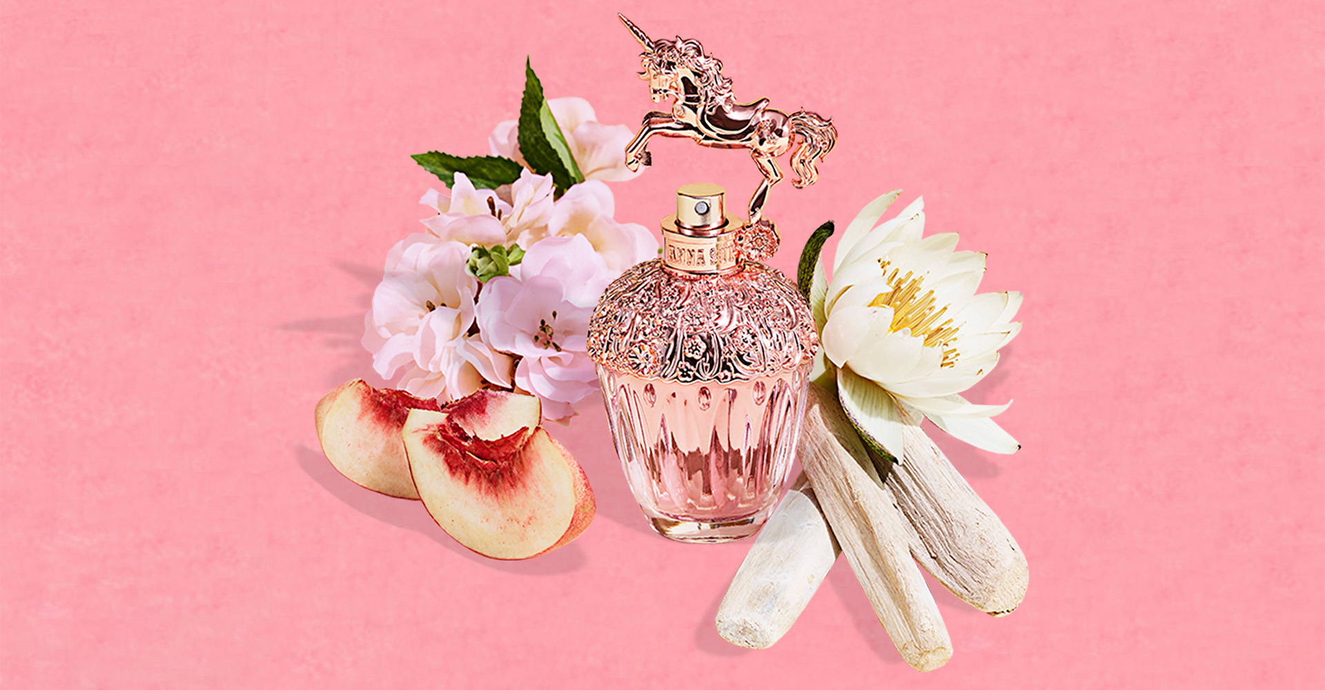 Anna Sui Fantasia Forever Eau De Toilette กลิ่นแนวฟลอรัลซิตรัส ผสานกลิ่นฟรุ๊ตตี้จากแอปเปิ้ลบลอสซั่มให้ฟีลความสนุกสนาม ร่าเริงสดชื่นนิดๆ และกลิ่นหอมหวานโรแมนติกจากดอกฟรีเซียและกุหลาบ