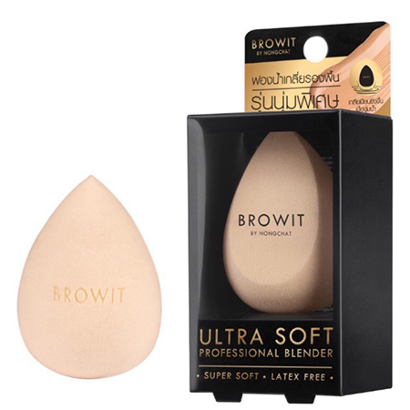 Browit Ultra soft Professional Blender ฟองน้ำเกลี่ยรองพื้นระดับพรีเมี่ยม เนื้อละเอียดสัมผัสนุ่มพิเศษ ลงรองพื้นให้ผิวเนียนสวย ด้วย BROWIT Ultra Soft Professional Blender ฟองน้ำเกลี่ยรองพื้นระดับพรีเมี่ยม สร้างสรรค์ผลิตภัณฑ์โดย น้องฉัตร ช่างแต่งหน้ามืออาชีพระดับแนวหน้าของเมืองไทย ฟองน้ำเกลี่ยรองพื้นระดับพรีเมี่ยม เนื้อละเอียดสัมผัสนุ่มพิเศษ ตัวช่วยในการเกลี่ยรองพื้นให้เรียบเนียนดุจมืออาชีพ รองพื้นไม่เป็นคราบ   และด้วยรูปทรงไข่ตัดเฉียง ทำให้สามารถเข้าถึงได้ทุกซอกทุกมุม ทั้งยังปราศจาก Latex จึงไม่ก่อให้เกิดการระคายเคือง อ่อนโยนต่อทุกสภาพผิว​