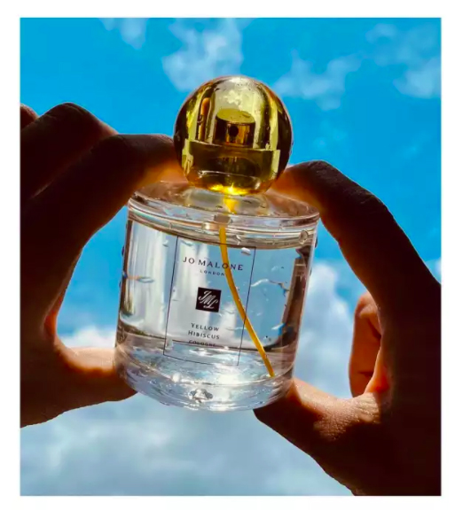 Jo Malone Yellow Hibiscus Cologne ให้สัมผัสที่บางเบาชุ่มฉ่ำ จาก Yellow Hibiscus สัญลักษณ์อันแท้จริงของหมู่เกาะฮาวายแดนสวรรค์