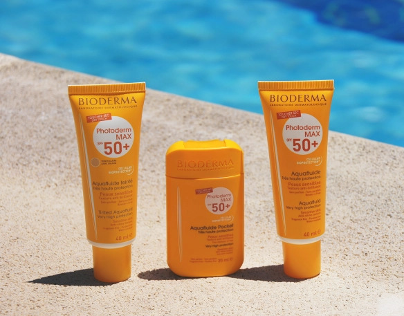 Photoderm Max Aquafluide Pocket SPF50+ 30ml ครีมกันแดดที่ให้การปกป้องผิวจากรังสี UVA/UVB ที่สูงมาก ใช้งานสะดวกและง่ายดายด้วยเนื้อฟลูอิดที่บางเบาดุจน้ำ แห้งไว เหมาะสำหรับทุกสภาพผิว